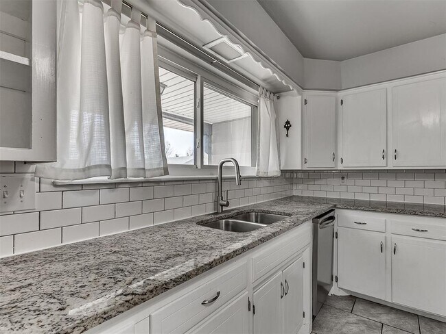 Building Photo - 2641 Kent Dr