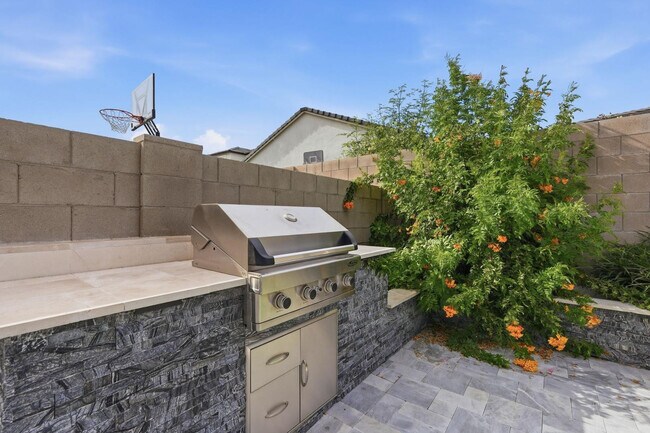 Building Photo - 5028 E Shady Glen Ave