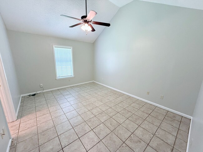 Building Photo - 1001 Creekside Pl