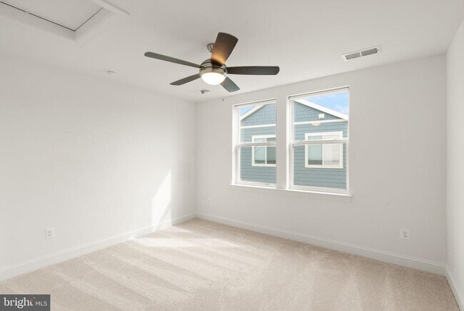 Building Photo - 121 Cowbird St