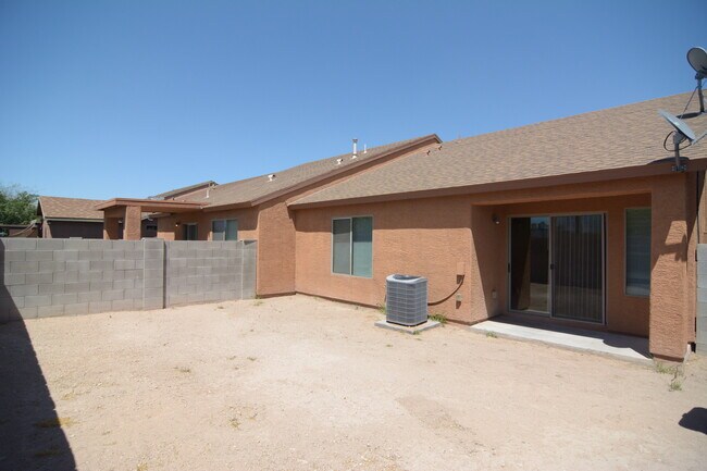Building Photo - Well Maintained 2 Bedroom 2 Bath Home! Great South Tucson Location!