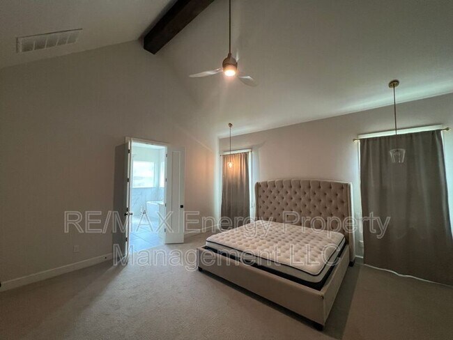 Building Photo - 440 St Claire Dr