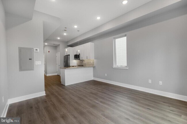 Building Photo - 2119 N Front St