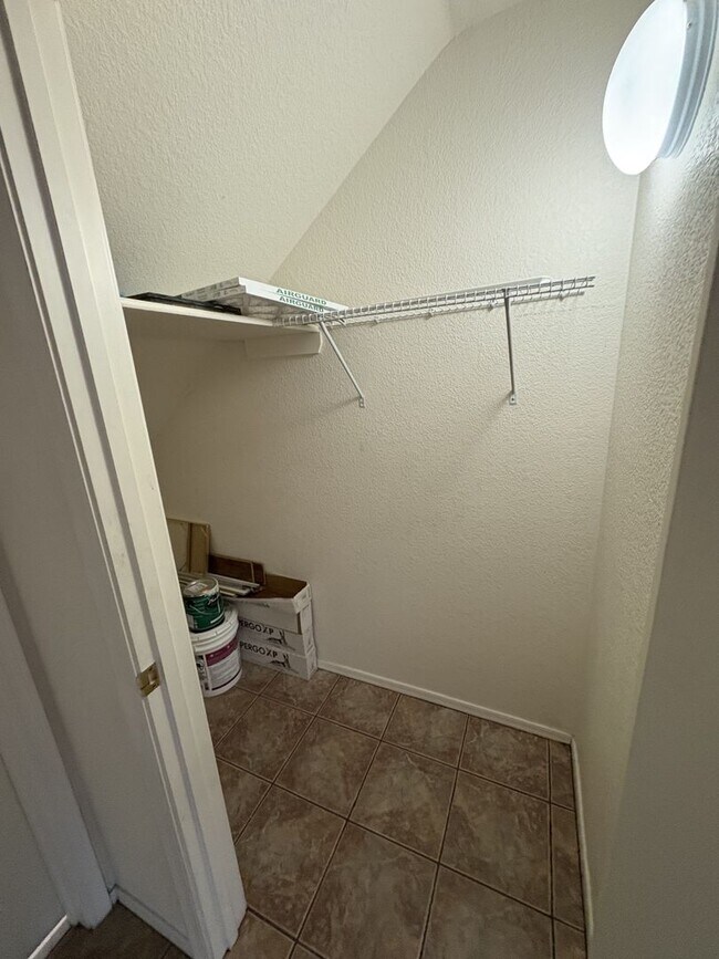 Building Photo - Convenient Location Three bedroom 2.5 baths 2 car garage