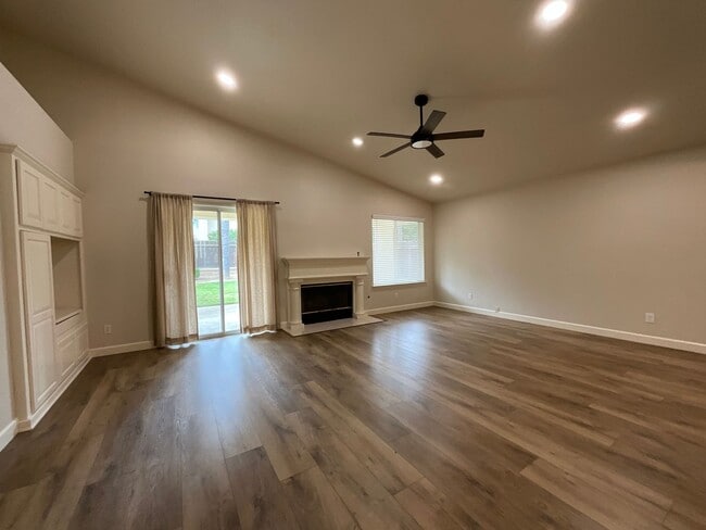 Building Photo - Updated Home In Established Northeast Fresno Neighborhood. Clovis Unified Schools!
