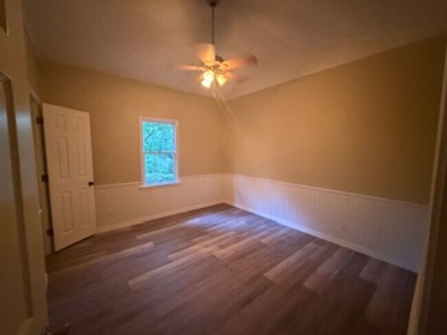 Building Photo - Country charm in this 3/2 in downtown Seld...