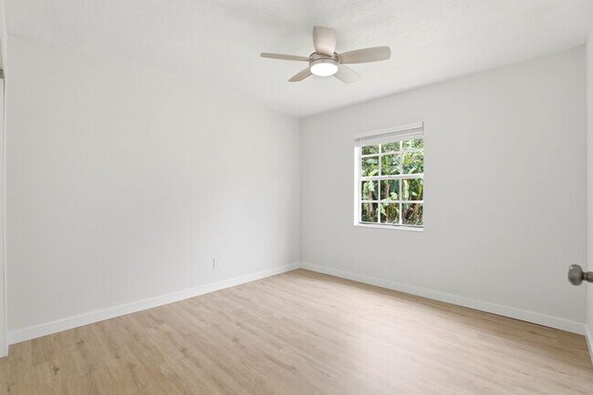 Building Photo - Stunning Remodeled 3BR Duplex in Oviedo with Modern Upgrades