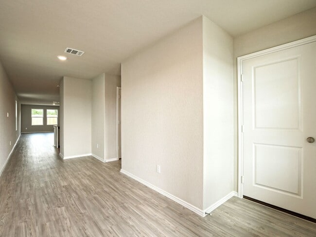 Building Photo - BEAUTIFUL 4BR/2BA - 1627 SF - WATERWHEEL!