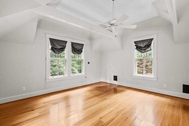 Building Photo - 4 Bed 3.5 bath - Kensington Victorian - Mo...