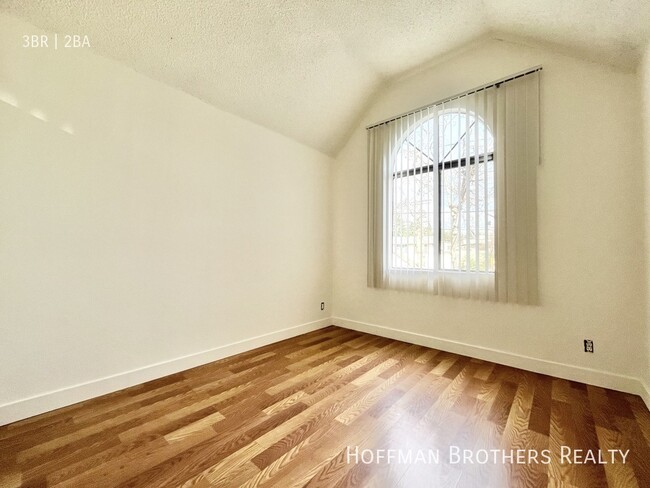 Building Photo - 5917 Woodman Ave