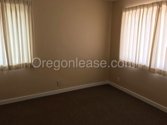 Building Photo - Blocks from UO! 2 bedroom 1 bath with in u...