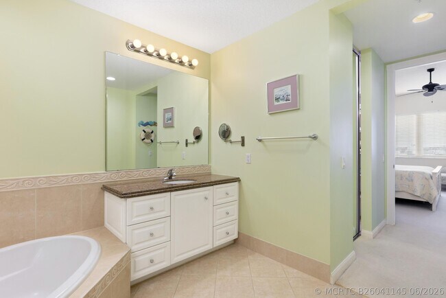 Building Photo - 33 Harbour Isle Dr W