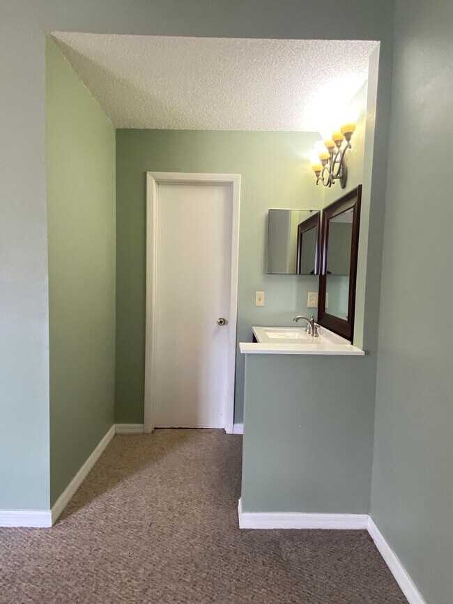 Building Photo - 3/2.5 IN BEACON HILL WITH BRICK FIREPLACE
