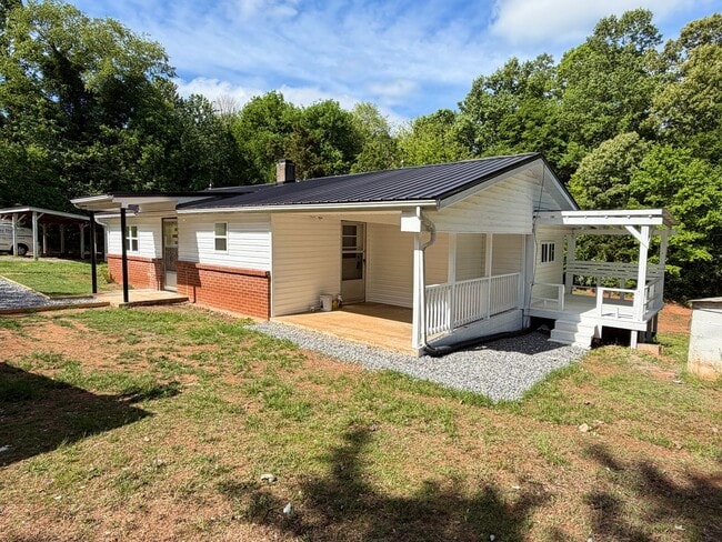 Building Photo - Hamptonville - HWY 901 - 3 Bedroom/ 1 Bathroom