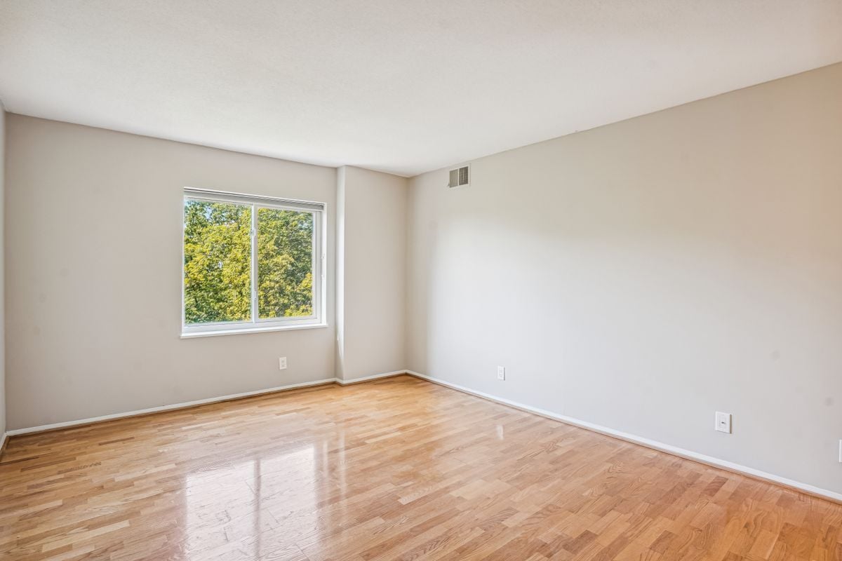 Building Photo - 8370 Greensboro Dr