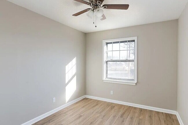 Building Photo - "Charming 3-Bed, 2-Bath Retreat with 1,690 Sq Ft of Comfort in Kansas City!"