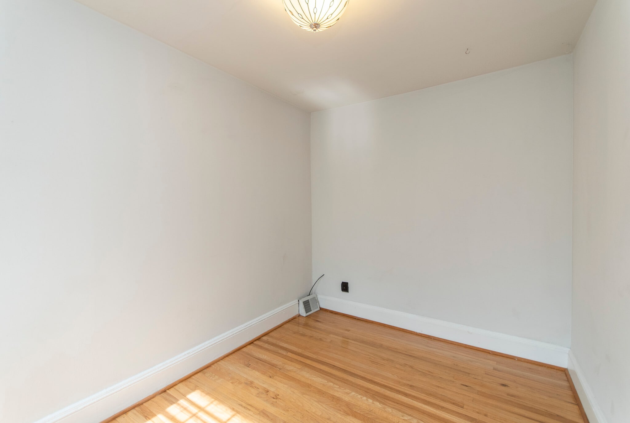 Building Photo - 527 S Lecount St