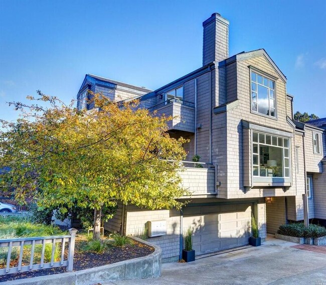Building Photo - 65 Lovell Ave