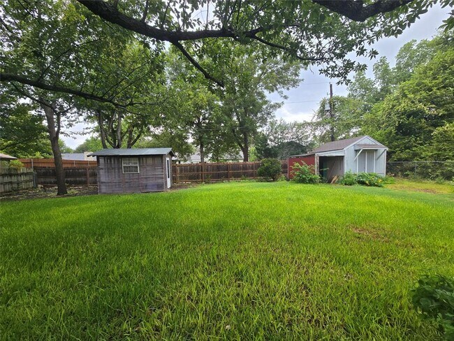 Building Photo - 13406 Briar Hollow Dr