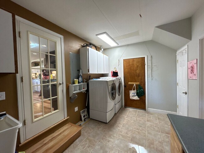 Building Photo - Country Living In The City - 3 Bedroom / 2 Bathroom Home on a Large Corner Lot