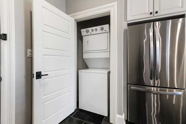 Building Photo - 405 24th St