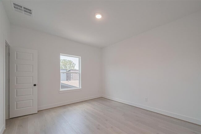 Building Photo - 1350 W 24th St