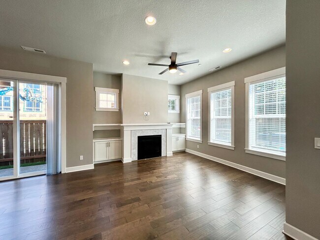Building Photo - Luxury and Convenience Awaits in this Stunning 3 Bedroom, 2.5 Bathroom House with Abundant Parkin...