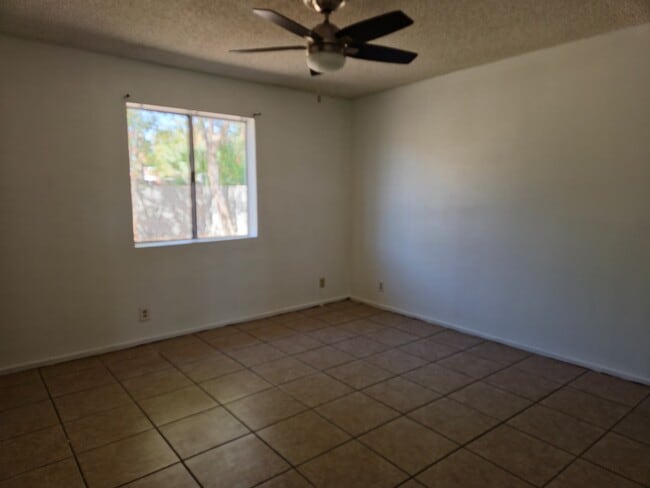 Building Photo - 3 bedroom/2 bath home for Rent
