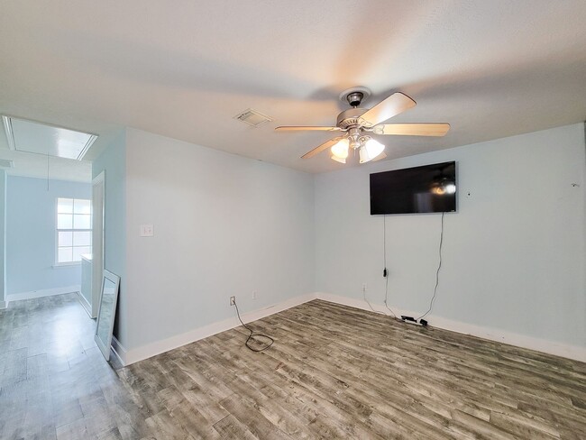 Building Photo - Welcome to this beautifully maintained home offering flexible living with 4/5 spacious bedrooms a...