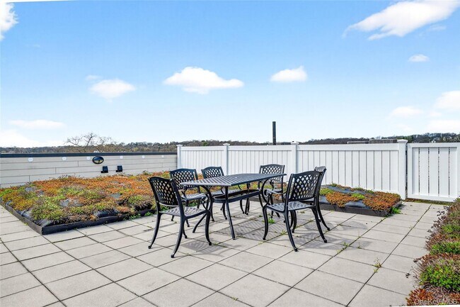 Building Photo - 225 Stanley Ave