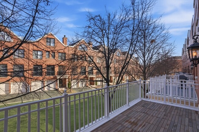 Building Photo - 1891 Admiral Ct