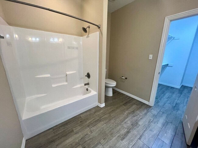 Building Photo - 3B/2.5B Spacious Townhome with Fenced Back...