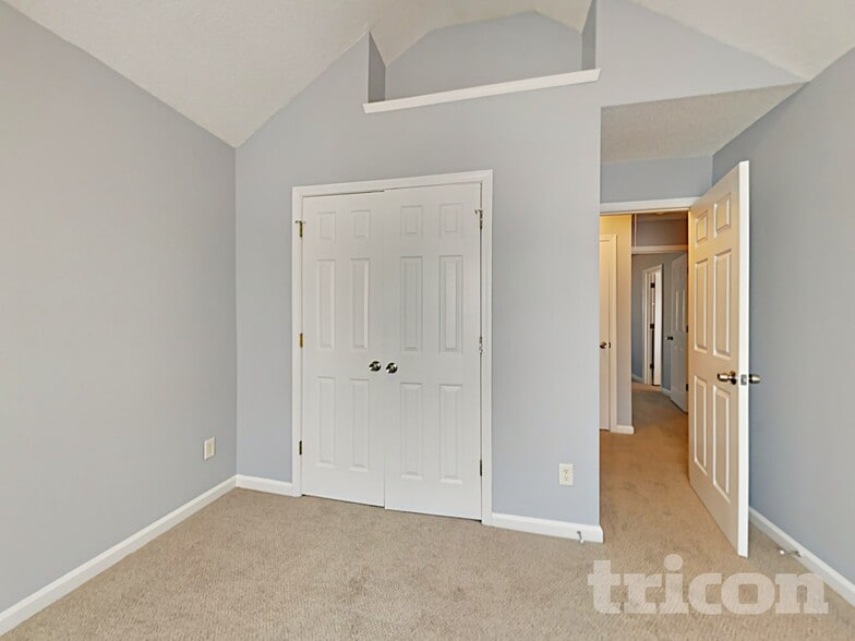 Building Photo - 1100 Village Oaks