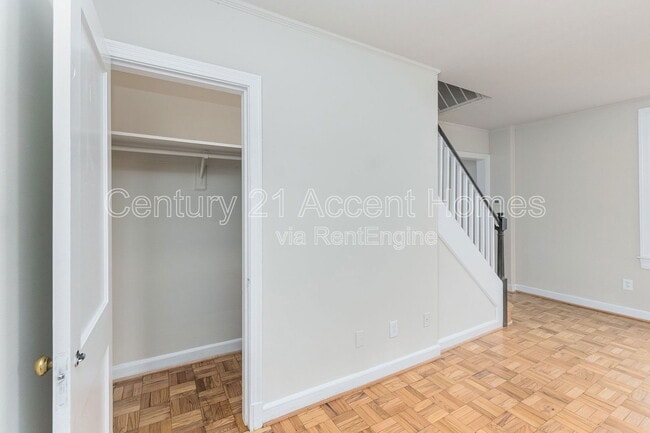 Building Photo - 1020 S Barton St