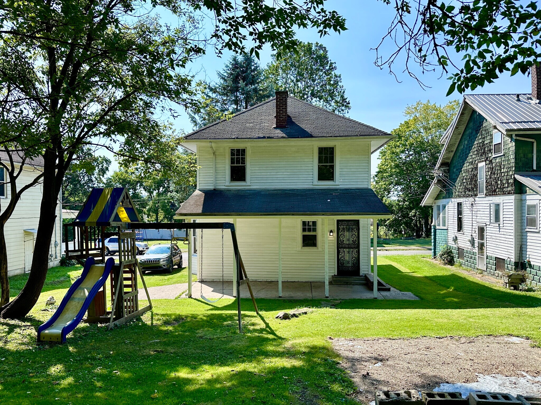 Building Photo - 611 Raymond St