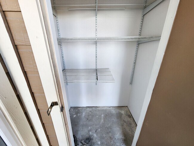 Building Photo - Beautiful 2 bedroom / 1 bath on second floor with gorgeous Houston skyline views. Stainless steel...