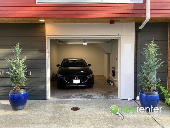Building Photo - 4 Bedroom Seattle Townhome with Parking and Modern Finishes