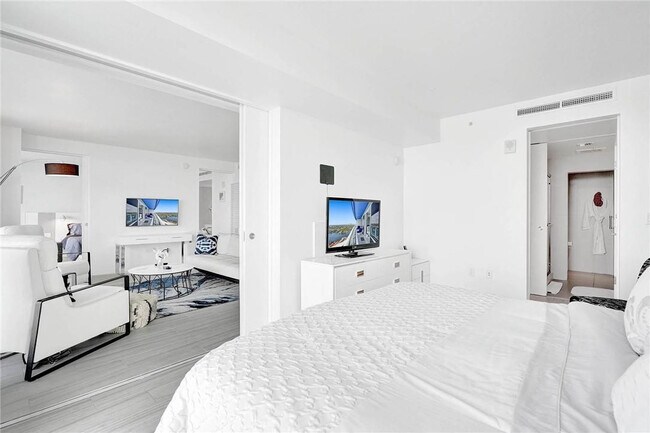 Building Photo - 3101 Bayshore Dr