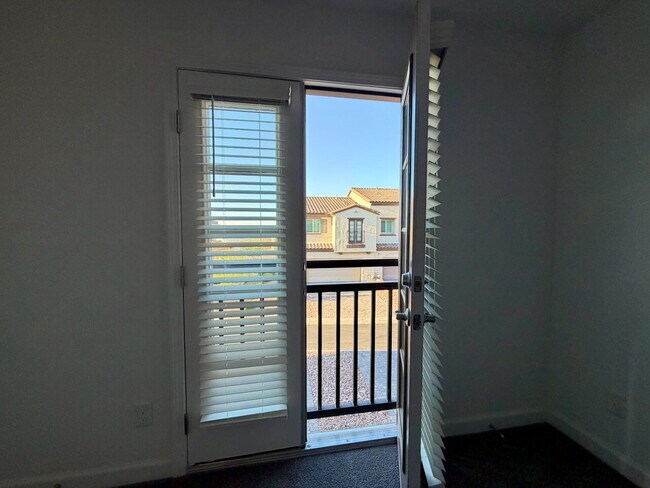 Building Photo - 3 BED 2.5 BATH 2 CAR GARAGE TOWNHOUSE IN CADENCE HENDERSON WITH LOFT