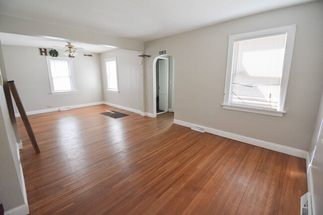 Building Photo - Charming 2 Bedroom, 1 Bath Home – Just a B...