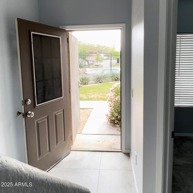 Building Photo - 1961 N Hartford St