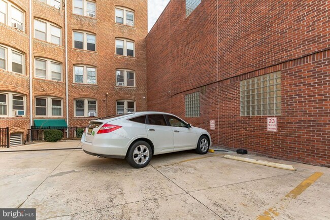 Building Photo - Bright & Sunny Large One Bedroom With Vaul...