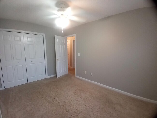 Building Photo - 2212 Dartmouth Dr