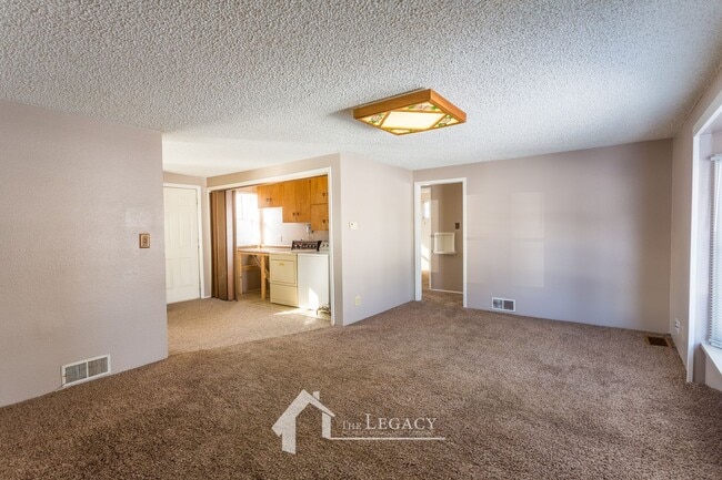 Building Photo - 250 Siskin St