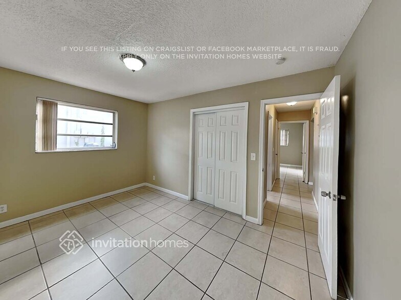 Building Photo - 5042 SW 89th Ave