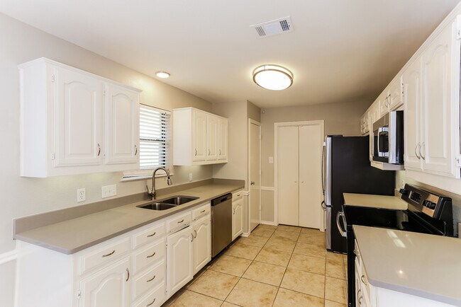 Building Photo - 3309 Sara Dr