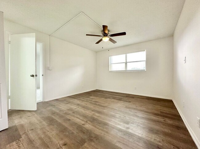 Building Photo - 7900 Fairview Dr