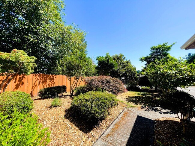 Building Photo - 3022 Russell Way
