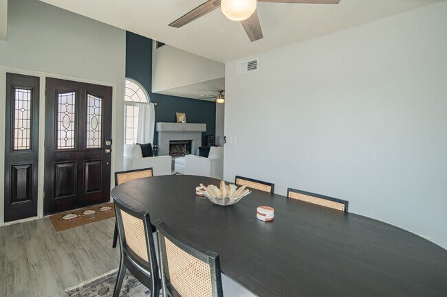 Building Photo - 10615 N 63rd Dr