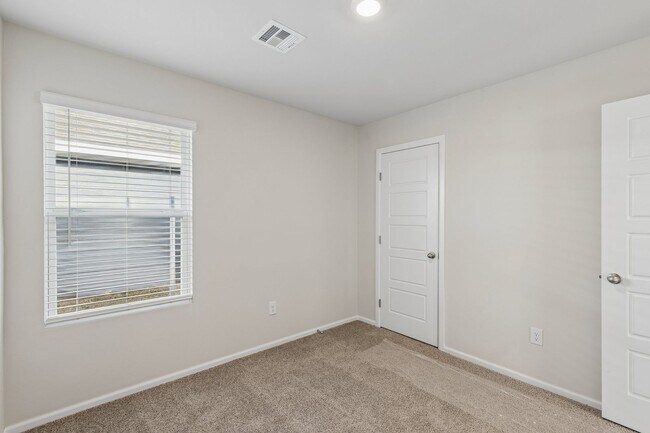 Building Photo - 4 Bed | 2 Bath | 1,572 Sq Ft